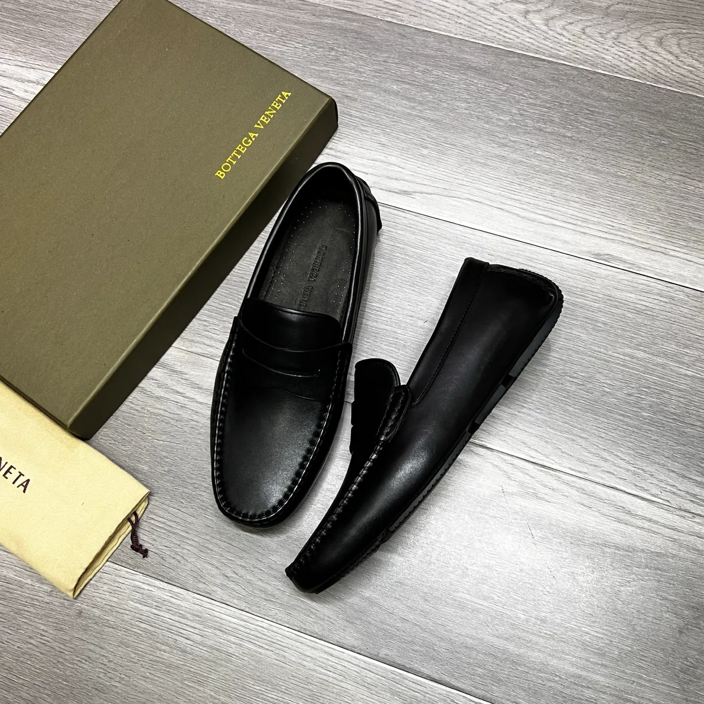 Factory price 480 BV 〰️Purely handmade classic men's beanie shoes👉👉driving shoes, slip-on shoes, made of imported cowhide from Italy, 💕water-dyed cowhide lining, 🔊original outsole, waterproof platform design, comfortable on the feet. A good choice for traveling and driving, two colors available, code number: 38-44, (45 can be customized)